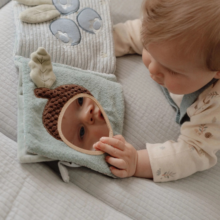 Little Dutch Stoff-Aktivitätenbuch in Rosa Fairy Garden mit Rehkitz und Blau Forest Friends mit Fuchs mit Spiegel Rassel und Fühlelementen bei DER Babyladen Erlangen